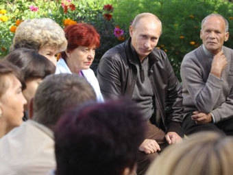 Владимир Путин на встрече с сельскими жителями. Фото ©AFP.    (А глаза такие добрые-добрые...)