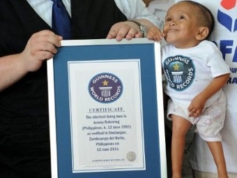 Джунри Балуинг с сертификатом Книги рекордов Гиннесса. Фото ©AFP