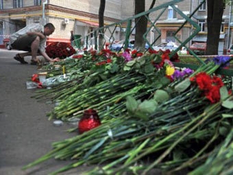 Цветы на месте убийства Юрия Буданова. Фото ©AFP