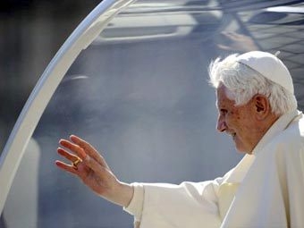 Бенедикт XVI в "папамобиле". Фото ©AFP