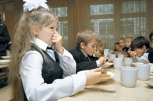 Обеды в школьной столовой не всем по вкусу. Фото Евгения Зуева (НГ-фото)