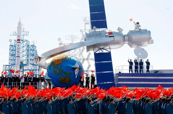 Китайские космические достижения на пекинском параде 2009 года, посвящённом 60-летию КНР. На снимке видны корабль «Шэньчжоу» и ракета «Великий поход». (Фото AP Photo / Ng Han Guan.)